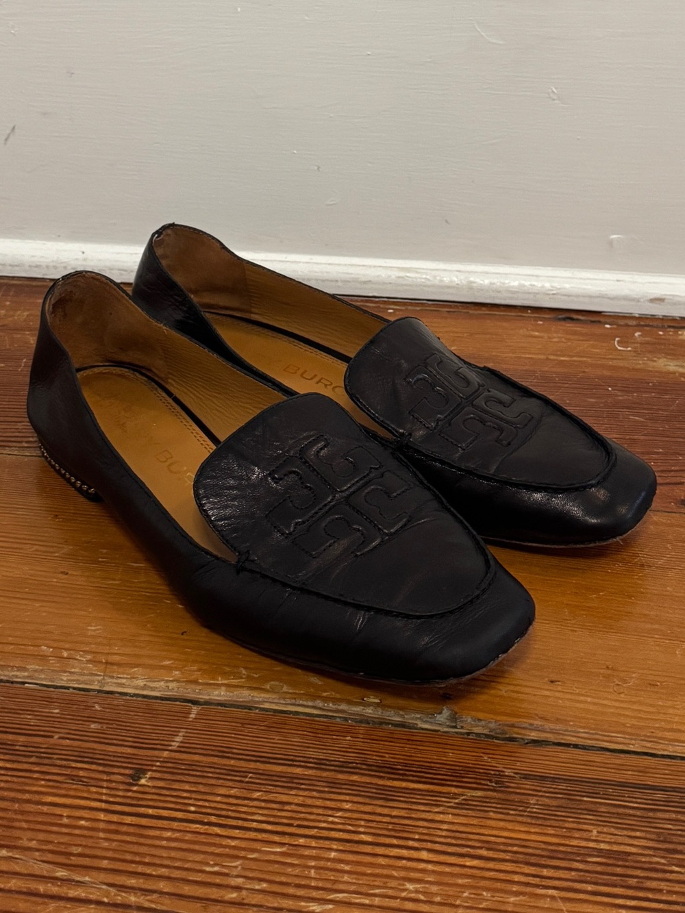 Tory Burch Ruby Black Leather Square Toe Loafers Flats Shoes Logo Gold Chain 8 M